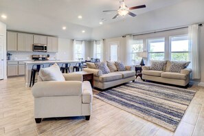 Interior - Lago Vista Home w/ Hot Tub Near Lake Travis! (Leander)