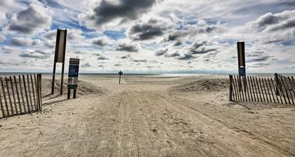 Myrtle Beach Cottage, Walk to Pools + Beach!