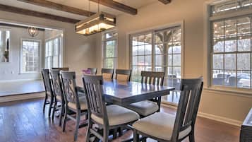 House (6 Bedrooms) | Interior