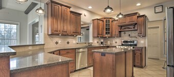 Pool & Furnished Patio: Group Getaway in Hershey