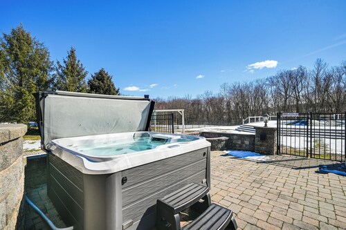 Pool & Furnished Patio: Group Getaway in Hershey