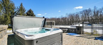 Pool & Furnished Patio: Group Getaway in Hershey