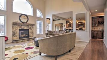 House (6 Bedrooms) | Interior