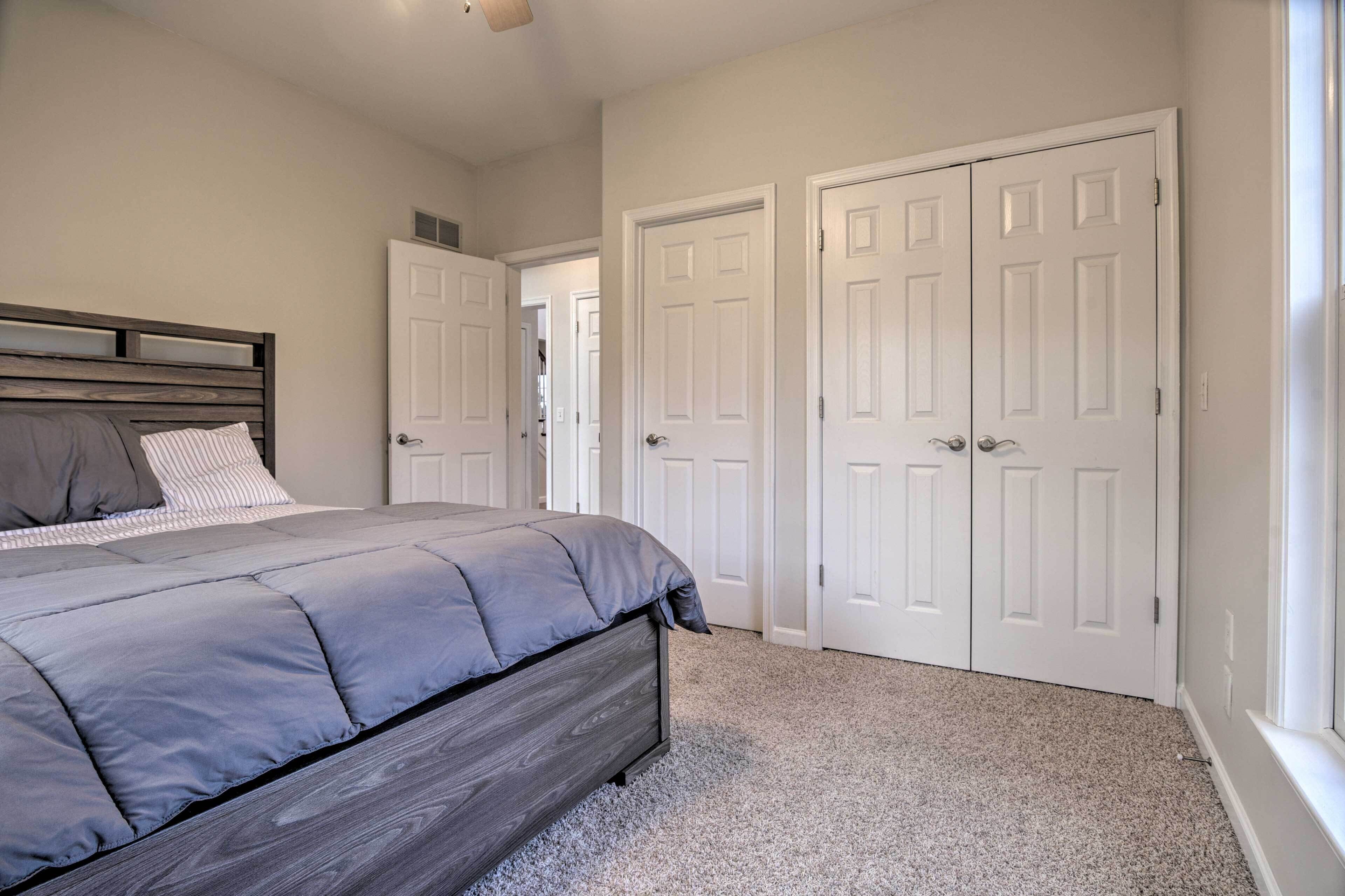 Un dormitorio con cama, armario y puerta.