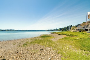 Una propiedad frente al lago, con orilla rocosa, zonas verdes y vistas al lago.