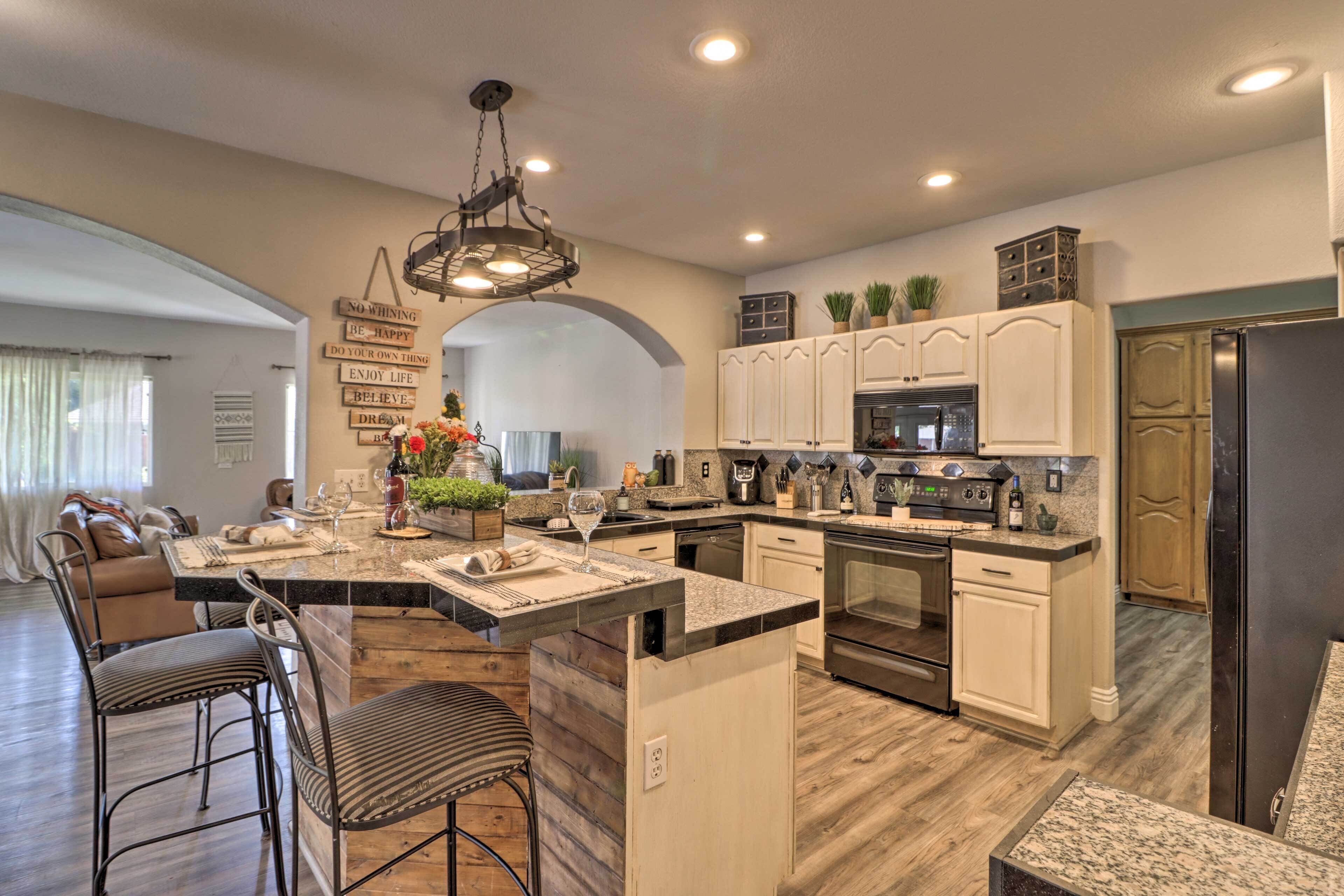 House (5 Bedrooms) | Interior