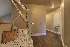 House (5 Bedrooms) | Interior