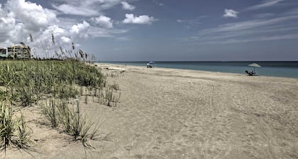 Sunny Fort Pierce Resort Condo w/ Beach Access!