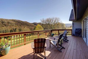 Apartment (3 Bedrooms) | Interior - Deck, Grill & Mountain Views: Banner Elk Retreat! (Banner Elk)