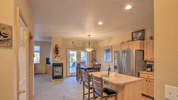 Apartment (3 Bedrooms) | Private kitchen | Microwave, oven, stovetop, dishwasher