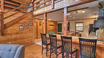 House (5 Bedrooms) | Interior