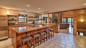 House (5 Bedrooms) | Interior