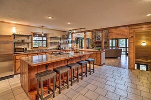 House (5 Bedrooms) | Interior