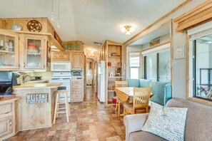 Living area - Lake Havasu City Rental w/ Private Beach Access! (Lake Havasu City)