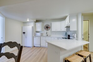 Casa (3 Bedrooms) | Cocina privada | Microondas, horno, placa de cocina y lavavajillas