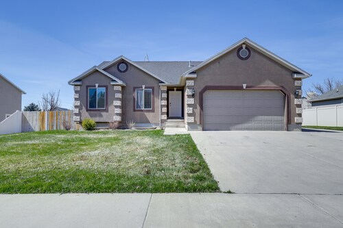Orem Vacation Rental w/ Shared Yard & Hot Tub
