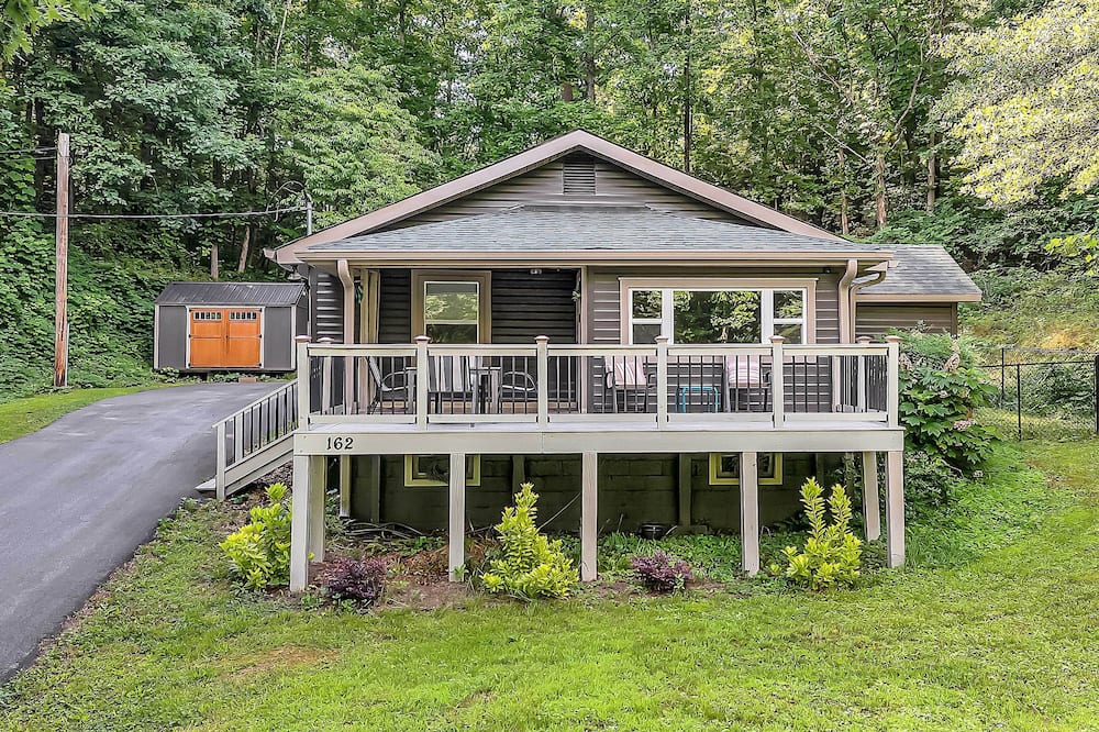 Pet-friendly Pickens Vacation Rental w/ Fire Pit - Pickens County, SC