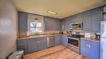 House (6 Bedrooms) | Interior