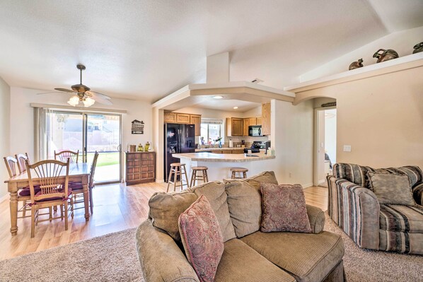 TV, fireplace, books - Arizona Escape w/ Putting Green: 4 Mi to Lake! (Lake Havasu City)