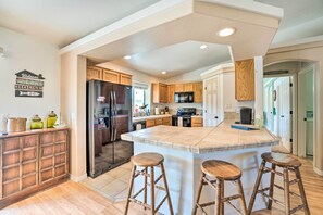 Paper towels - Arizona Escape w/ Putting Green: 4 Mi to Lake! (Lake Havasu City)