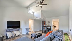 Living area - New! Cozy Townhome ~ 11 Mi to Old Town Scottsdale! (Scottsdale)