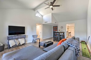 Living area - New! Cozy Townhome ~ 11 Mi to Old Town Scottsdale! (Scottsdale)