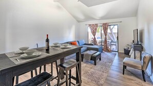 Living area - New! Cozy Townhome ~ 11 Mi to Old Town Scottsdale! (Scottsdale)