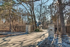 Cottage (1 Bedroom) | Interior - Historic Guest House on Castle Kimble Estate! (Manhattan)