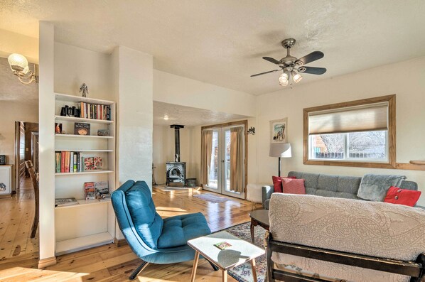 Télévision, cheminée, livres