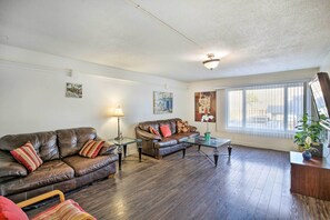 Interior - Convenient Inglewood Condo: 1 Mile to Sofi! (Inglewood)
