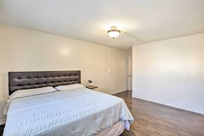 Interior - Convenient Inglewood Condo: 1 Mile to Sofi! (Inglewood)