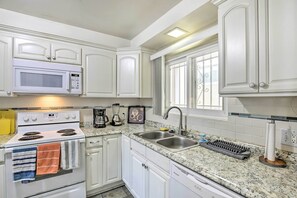 Interior - Convenient Inglewood Condo: 1 Mile to Sofi! (Inglewood)