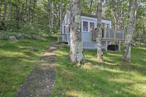 Property grounds - Lush Edgecomb Studio Cottage w/ Fire Table! (Edgecomb)