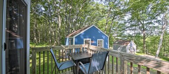 Lush Edgecomb Studio Cottage w/ Fire Table!