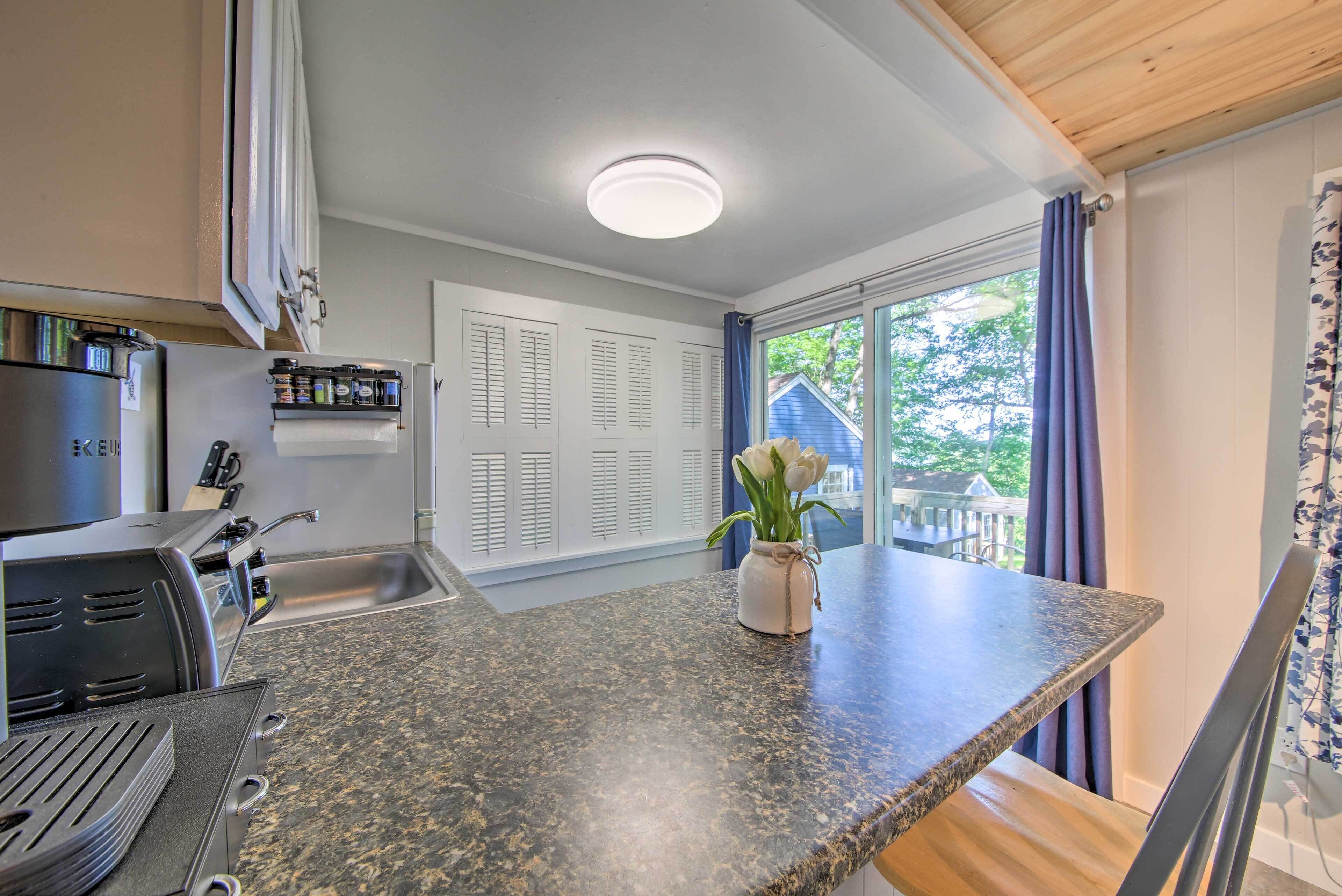 Utensilios de cocina, condimentos y toallas de papel 