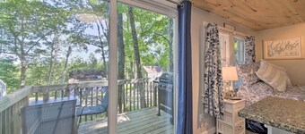 Lush Edgecomb Studio Cottage w/ Fire Table!