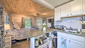 Apartment (0 Bedroom) | Private kitchen | Cookware/dishes/utensils, spices, paper towels