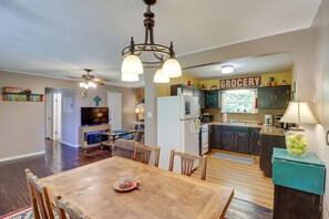 Dining - Charming Harriet Getaway w/ Fire Pit! (Harriet)