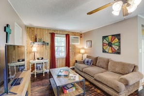 TV, books - Charming Harriet Getaway w/ Fire Pit! (Harriet)