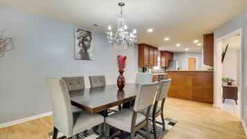 House (5 Bedrooms) | Interior