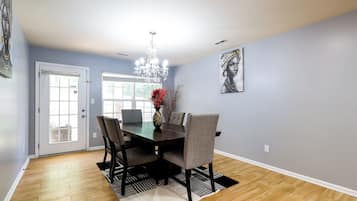 House (5 Bedrooms) | Interior