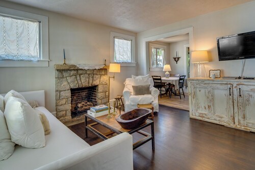 Charming Home < 2 Mi to Downtown Hendersonville!
