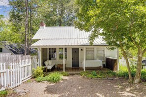 Front of property - Charming Home < 2 Mi to Downtown Hendersonville! (Hendersonville)