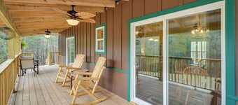 Scenic Murphy Cabin w/ Hot Tub, Fire Pit & Views