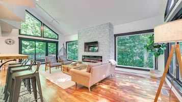 獨棟房屋 (3 Bedrooms) | 起居區 | 壁爐、書籍