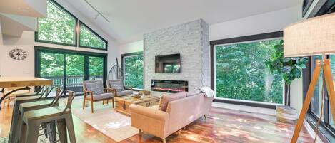 ハウス (3 Bedrooms) | リビング エリア | 暖炉、書庫