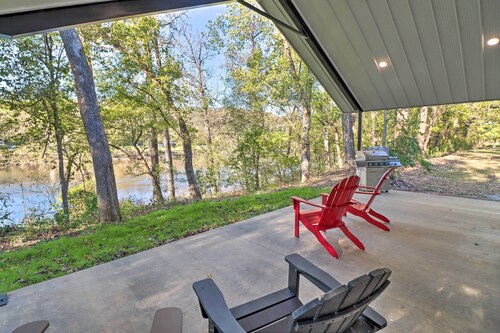 Riverfront 'heaven on the White' w/ Covered Patio!