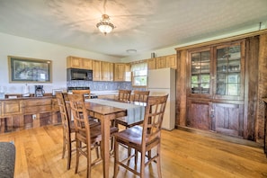 House (2 Bedrooms) | Interior - Mcarthur Cabin: Peaceful Getaway on Farm! (McArthur)
