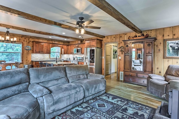 Interior - Rustic Oakhurst Retreat < 4 Mi to Bass Lake! (Oakhurst)