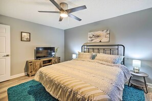 House (2 Bedrooms) | Interior - Cozy Holiday Island Home: Hot Tub + Chiminea! (Eureka Springs)